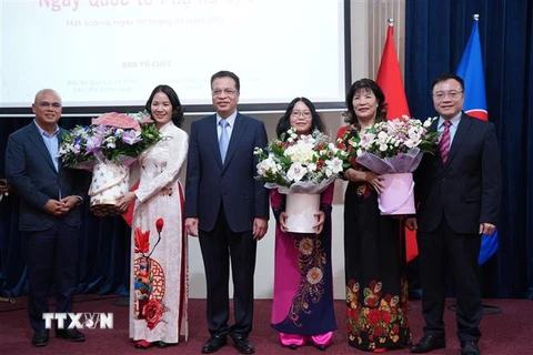 Lãnh đạo Đại sứ quán Việt Nam chúc mừng phụ nữ Việt Nam tiêu biểu tại Liên bang Nga. (Ảnh: Quang Vinh/TTXVN)