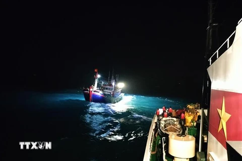 Tàu Kiểm ngư tiếp cận với tàu của ngư dân tỉnh Bình Thuận gặp nạn để tiến hành hỗ trợ lai dắt về bờ. (Ảnh minh họa: TTXVN phát)