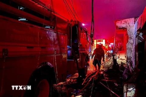 Nhân viên cứu hỏa nỗ lực khống chế đám cháy tại một trạm nhiên liệu ở Plumpang, phía Bắc thủ đô Jakarta, Indonesia, ngày 3/3/2023. (Ảnh: AFP/TTXVN)