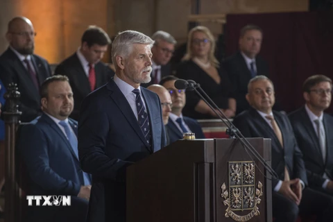 Ngày 9/3, ông Petr Pavel (giữa) tuyên thệ nhậm chức, chính thức trở thành Tổng thống của Cộng hòa Séc. (Ảnh: AFP/TTXVN)