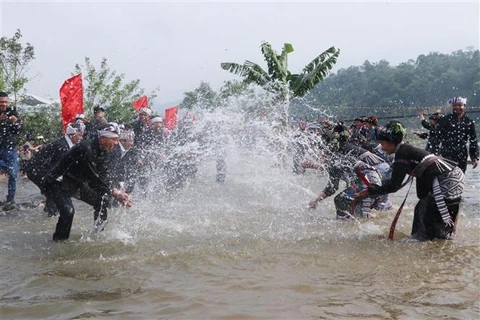 'Bun Vốc Nặm' - lễ hội té nước độc đáo của người Lào ở Lai Châu