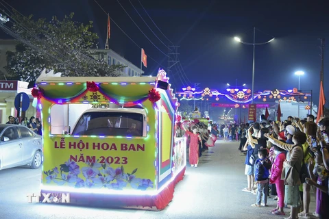 [Photo] Diễu hành văn hóa đường phố 'Rực rỡ đêm hội hoa Ban'