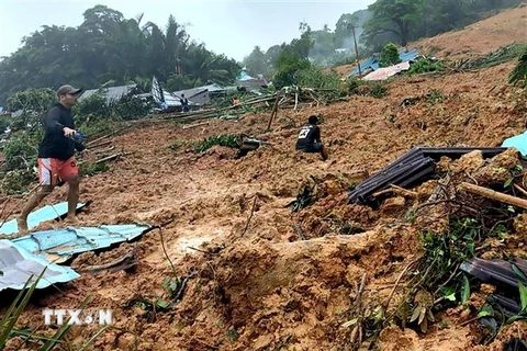 Hiện trường vụ lở đất ở làng Pangkalan, huyện Natuna, tỉnh Riau (Indonesia) ngày 9/3/2023. (Ảnh: THX/TTXVN)