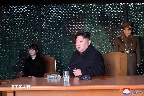 Nhà lãnh đạo Triều Tiên Kim Jong-un (giữa) thị sát cuộc tập trận tấn công hỏa lực của đơn vị pháo binh Hwasong ở thành phố cảng Nampho, ngày 9/3/2023. (Ảnh: KCNA/TTXVN)