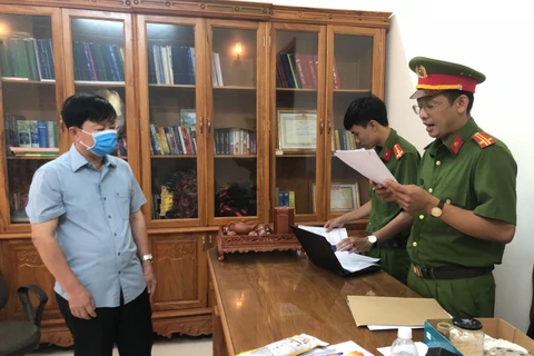 Đại diện Cơ quan công an tỉnh Cà Mau đọc lệnh bắt tạm giam ông Đặng Hải Đăng, Giám đốc Trung tâm Kiểm soát bệnh tật (CDC) Cà Mau. (Nguồn: Công an nhân dân)