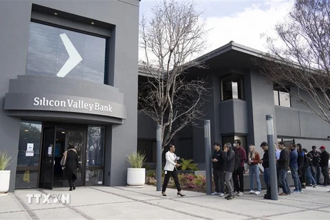 Người dân tập trung bên ngoài trụ sở ngân hàng Silicon Valley Bank (SVB) ở California, Mỹ ngày 13/3/2023. (Ảnh: THX/TTXVN)