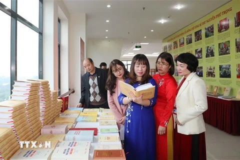 Tham quan trưng bày sách của Tổng Bí thư Nguyễn Phú Trọng. (Ảnh: Phương Hoa/TTXVN)