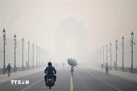 Khói mù bao phủ thủ đô New Delhi của Ấn Độ ngày 1/11/2022. (Ảnh: AFP/TTXVN)