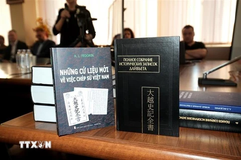 Một tập trong bộ Đại Việt sử ký toàn thư bằng tiếng Nga (bìa phải) và một công trình khoa học khác của ông Andrey Lvovich Fedorin. (Ảnh: Quang Vinh/TTXVN)