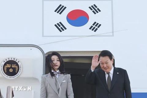 Tổng thống Hàn Quốc Yoon Suk Yeol (phải) và phu nhân lên máy bay trong chuyến thăm Nhật Bản tại căn cứ không quân ở Seongnam, phía Nam Seoul, ngày 16/3/2023. (Ảnh: YONHAP/TTXVN)