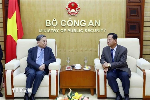Đại tướng Tô Lâm, Bộ trưởng Bộ Công an tiếp Thượng tướng Kongthong Phongvichit, Thứ trưởng Bộ Công an Lào. (Ảnh: Phạm Kiên/TTXVN)