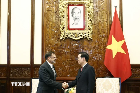 Chủ tịch nước Võ Văn Thưởng tiếp ông Andrew Goledzinowski, Đại sứ Australia tại Việt Nam. (Ảnh: Thống Nhất/TTXVN) 