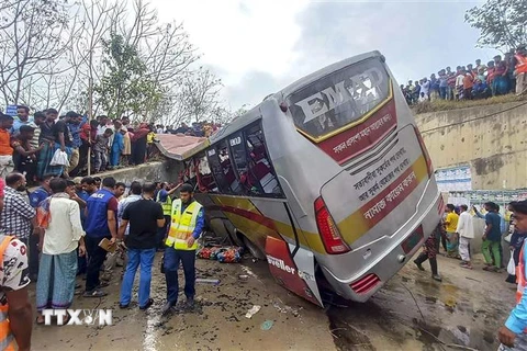 Hiện trường vụ tai nạn xe buýt ở thị trấn Shibchar, miền Nam Bangladesh ngày 19/3/2023. (Ảnh: AFP/TTXVN)