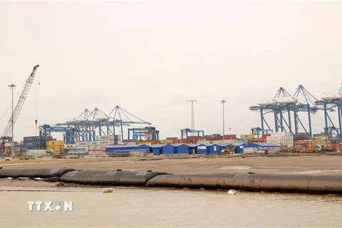 Bến số 1,2 thuộc cảng nước sâu Lạch Huyện đã đón được tàu 14.000 teus. (Ảnh: Minh Thu/TTXVN)