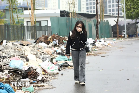 [Photo] Các điểm rác thải tự phát vẫn tồn tại khắp nơi ở Hà Nội