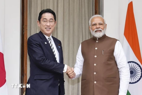 Thủ tướng Ấn Độ Narendra Modi (phải) và Thủ tướng Nhật Bản Fumio Kishida tại cuộc gặp ở New Delhi ngày 20/3/2023. (Ảnh: Kyodo/TTXVN)