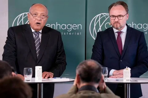 Chủ tịch Hội nghị lần thứ 27 các bên tham gia Công ước khung của Liên hợp quốc về biến đổi khí hậu (COP27) Sameh Shoukry (trái) và ông Dan Jorgensen, Bộ trưởng Hợp tác phát triển và chính sách khí hậu toàn cầu của Đan Mạch. (Nguồn: EPA)
