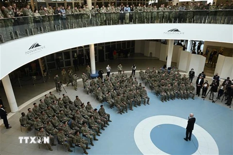Tổng thống Mỹ Joe Biden (phải) phát biểu trong chuyến thăm các binh sỹ Mỹ thuộc Sư đoàn không vận số 82 đang làm nhiệm vụ tại Ba Lan, ở thành phố Rzeszow, ngày 25/3/2022. (Ảnh: AFP/TTXVN)