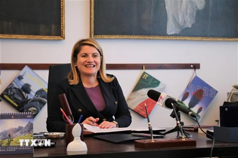 Thứ trưởng Ngoại giao Italy Maria Tripodi trả lời phỏng vấn phóng viên TTXVN. (Ảnh: Thanh Hải/Trường Dụy/TTXVN)