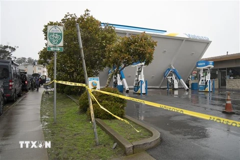 Một trạm xăng bị phá hủy do mưa bão tại San Francisco, Mỹ, ngày 5/1/2023. (Ảnh: THX/TTXVN)