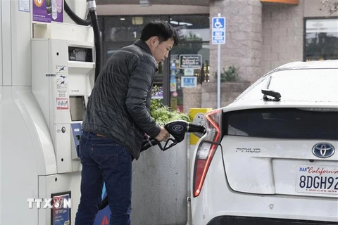 Bơm xăng cho phương tiện tại trạm xăng ở Millbrae, California (Mỹ) ngày 14/3/2023. (Ảnh: THX/TTXVN)