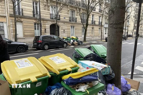 Theo thông tin từ Tòa thị chính Paris, hiện lượng rác thải ùn ứ trên các đường phố đã lên tới 9.300 tấn. (Ảnh: Thu Hà/TTXVN)
