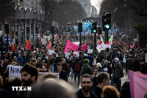 Biểu tình phản đối dự luật cải cách hưu trí của Chính phủ tại Paris, Pháp ngày 16/2/2023. (Ảnh: THX/TTXVN)