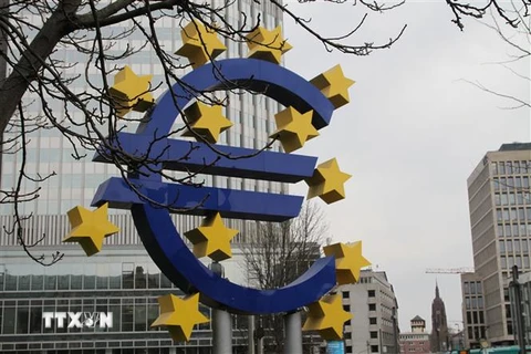 Biểu tượng của khu vực sử dụng đồng tiền chung châu Âu (Eurozone) ở Frankfurt, Đức. (Ảnh: THX/TTXVN)
