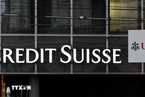 Biểu tượng ngân hàng Credit Suisse (trái) và UBS tại Basel, Thụy Sĩ. (Ảnh: AFP/TTXVN)