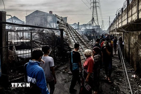Hiện trường vụ cháy kho chứa nhiên liệu tại cây xăng ở Jakarta, Indonesia, ngày 4/3/2023. (Ảnh: AFP/TTXVN)