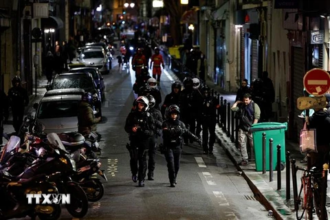 Cảnh sát được triển khai đối phó với các cuộc biểu tình phản đối kế hoạch cải cách hưu trí của Chính phủ, tại Paris, Pháp, ngày 23/3/2023. (Ảnh: AFP/TTXVN)