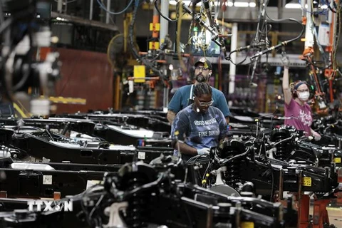 Công nhân làm việc tại nhà máy của hãng sản xuất ôtô Ford tại Dearborn, Michigan, Mỹ, ngày 20/9/2022. (Ảnh: AFP/ TTXVN)