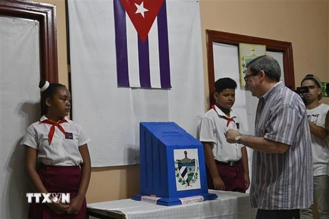 Ngoại trưởng Cuba Bruno Rodriguez bỏ phiếu tại điểm bầu cử Quốc hội ở La Habana ngày 26/3/2023. (Ảnh: AFP/TTXVN)
