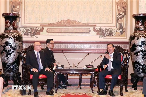 Ông Phan Văn Mãi (phải), Chủ tịch Ủy ban Nhân dân Thành phố Hồ Chí Minh tiếp ông Rene Antonio Mesa Villafana (trái), Bộ trưởng Bộ Xây dựng Cộng hòa Cuba. (Ảnh: Xuân Khu/TTXVN)