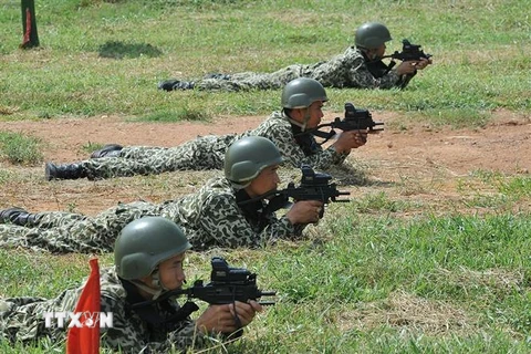 Chiến sỹ Lữ đoàn Đặc công 113 luyện tập bắn súng chuyên dụng thành thạo trong chống khủng bố, giải cứu an toàn con tin. (Ảnh: Trọng Đức/TTXVN)