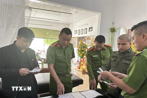 Lực lượng chức năng kiểm tra cơ sở cầm đồ, cho vay tài chính. (Ảnh: Trịnh Duy Hưng/TTXVN)