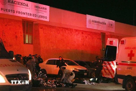 Lực lượng chức năng nỗ lực giải cứu người di cư tại hiện trường vụ hỏa hoạn ở tòa nhà Viện Di cư quốc gia thuộc thành phố Ciudad Juarez, bang Chihuahua, Mexico tối 27/3/2023. (Ảnh: AFP/TTXVN)