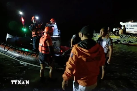 Lực lượng cứu hộ Philippines làm nhiệm vụ tại hiện trường vụ cháy phà chở khách ở khu vực đảo Baluk-Baluk thuộc thị trấn Hadji Muhammad, tỉnh Basilan, tối 29/3/2023. (Ảnh: Rappler/TTXVN)