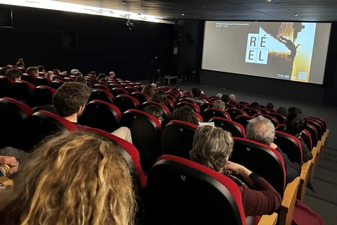 Đông đảo khán giả đến xem phim Việt Nam trong tại Liên hoan phim thực tế quốc tế 2023 đang diễn ra tại thủ đô Paris, Pháp. (Ảnh: Nguyễn Thu Hà/Vietnam+)