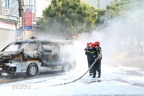 Lực lượng cảnh sát Phòng phòng cháy, chữa cháy và cứu nạn, cứu hộ (Công an tỉnh Điện Biên) tham gia dập lửa, khống chế vụ cháy. (Ảnh: TTXVN phát)
