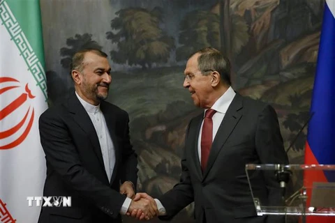 Ngoại trưởng Nga Sergei Lavrov (phải) và Ngoại trưởng Iran Hossein Amir-Abdollahian tại cuộc họp báo chung ở Moskva ngày 29/3/2023. (Ảnh: AFP/TTXVN)