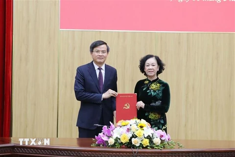 Bà Trương Thị Mai, Ủy viên Bộ Chính trị, Thường trực Ban Bí thư, Trưởng Ban Tổ chức Trung ương, trao quyết định của Bộ Chính trị cho ông Đoàn Minh Huấn. (Ảnh: Đức Phương/TTXVN)