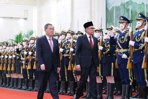 Thủ tướng Trung Quốc Lý Cường và người đồng cấp Malaysia Datuk Seri Anwar Ibrahim. (Nguồn: Xinhua)