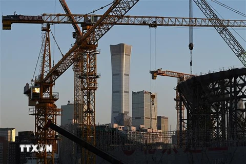 Một công trình xây dựng ở Bắc Kinh, Trung Quốc ngày 2/12/2021. (Ảnh: AFP/TTXVN)