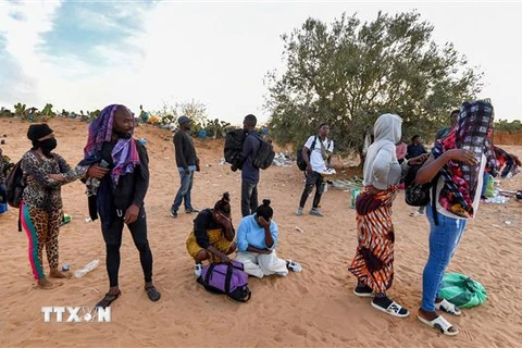 Người di cư tập trung tại Hmayzia, trước khi vượt biển sang Italy, ngày 3/10/2022. (Ảnh: AFP/TTXVN)