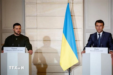 Tổng thống Pháp Emmanuel Macron (phải) và Tổng thống Ukraine Volodymyr Zelensky tại cuộc họp báo chung ở Paris, Pháp, ngày 8/2/2023. (Ảnh: AFP/TTXVN)