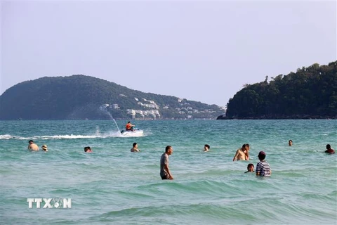 Khách du lịch tắm biển tại Bãi Sao, phường An Thới, thành phố Phú Quốc, Kiên Giang. (Ảnh: Lê Huy Hải/TTXVN)
