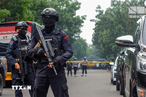Cảnh sát gác bên ngoài đồn cảnh sát ở thành phố Bandung, Indonesia, sau vụ đánh bom ngày 7/12/2022. (Ảnh: AFP/TTXVN)