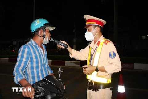 Lực lượng Cảnh sát Giao thông kiểm tra nồng độ cồn ngẫu nhiên đối với người điều khiển phương tiện tham gia giao thông. (Ảnh: TTXVN phát)