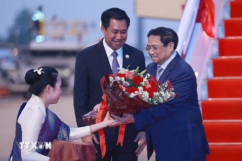 [Photo] Thủ tướng đến Vientiane dự Hội nghị cấp cao Ủy hội sông Mekong
